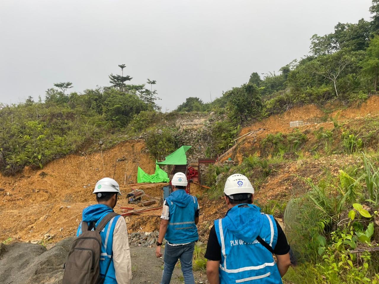 Petugas PLN ULP Balai Karangan  sedang berkeliling melihat prosedur pemecahan batu.