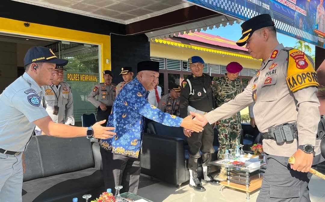 APEL: Wabup Juli saat menghadiri apel gelar pasukan Ops Zebra Kapuas 2025 di Halaman Mapolres Mempawah