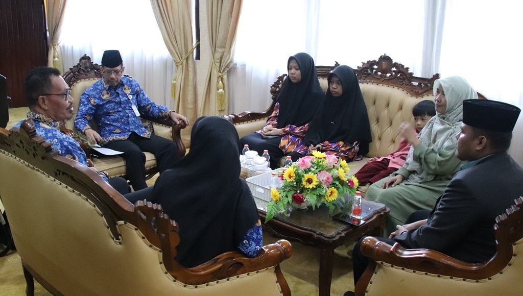 PERTEMUAN: Sekda Ismail menerima ketiga pelajar juara PAI Fair Tingkat Provinsi Kalimantan Barat.