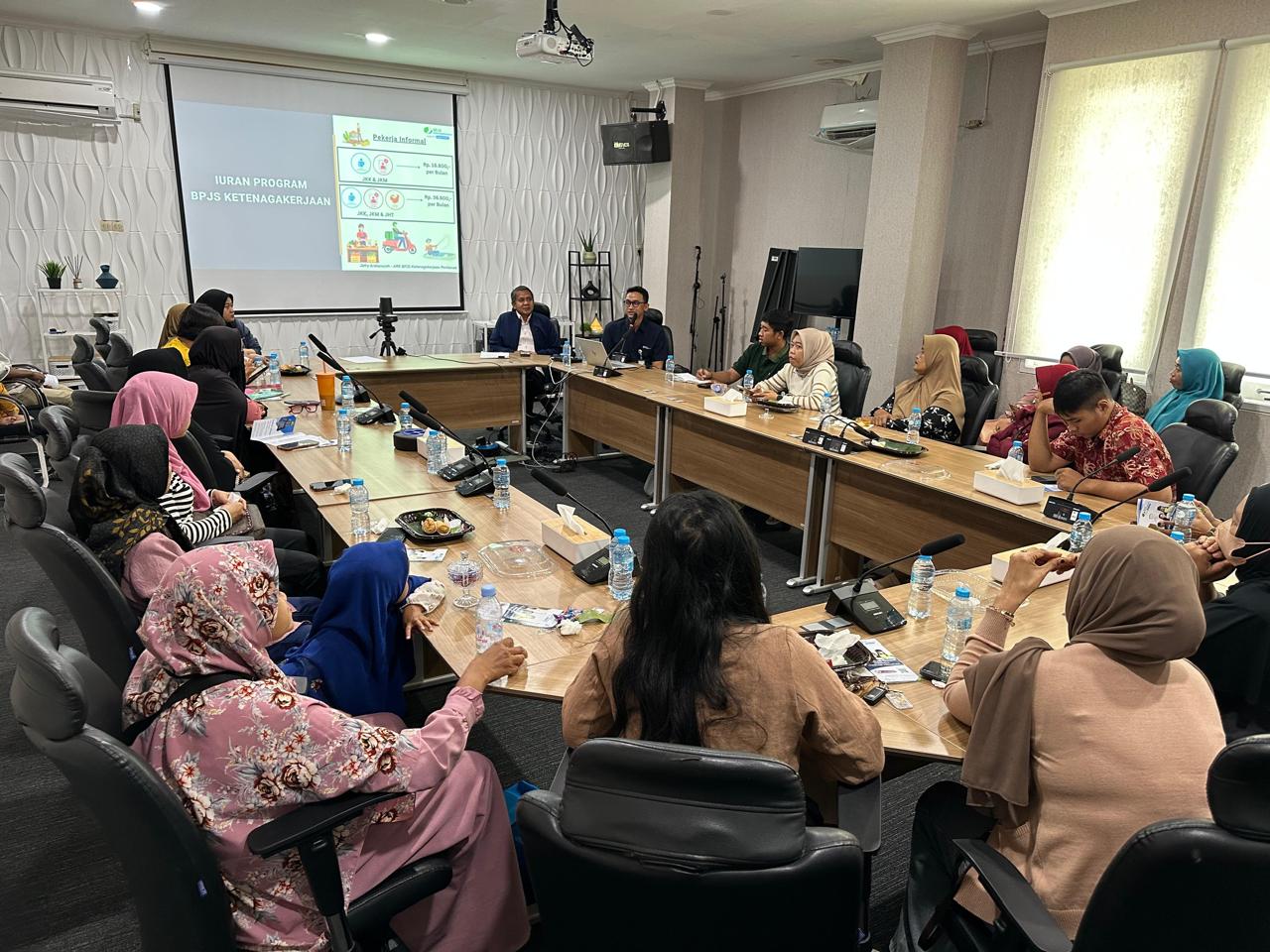 Kegiatan Sosialisasi Program PERISAI kepada ahli waris penerima manfaat JKM di Kantor BPJS Ketenagakerjaan Pontianak, untuk memperluas jangkauan perlindungan sosial.
