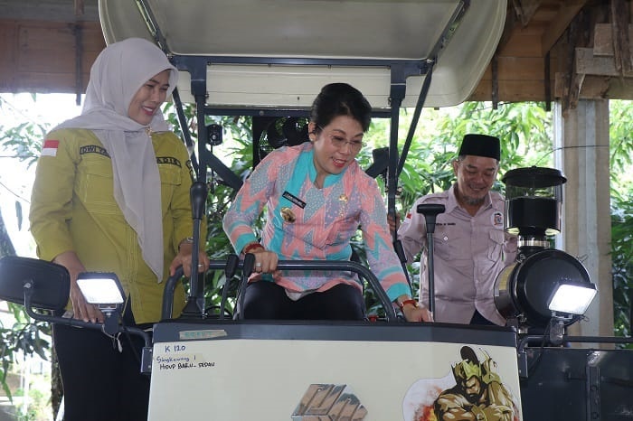 ALSINTAN: Wali Kota Singkawang, Tjhai Chui Mie, menjajal bantuan alat dan mesin pertanian kepada kelompok tani dan nelayan di DPKPP Singkawang, Kamis (20/11).