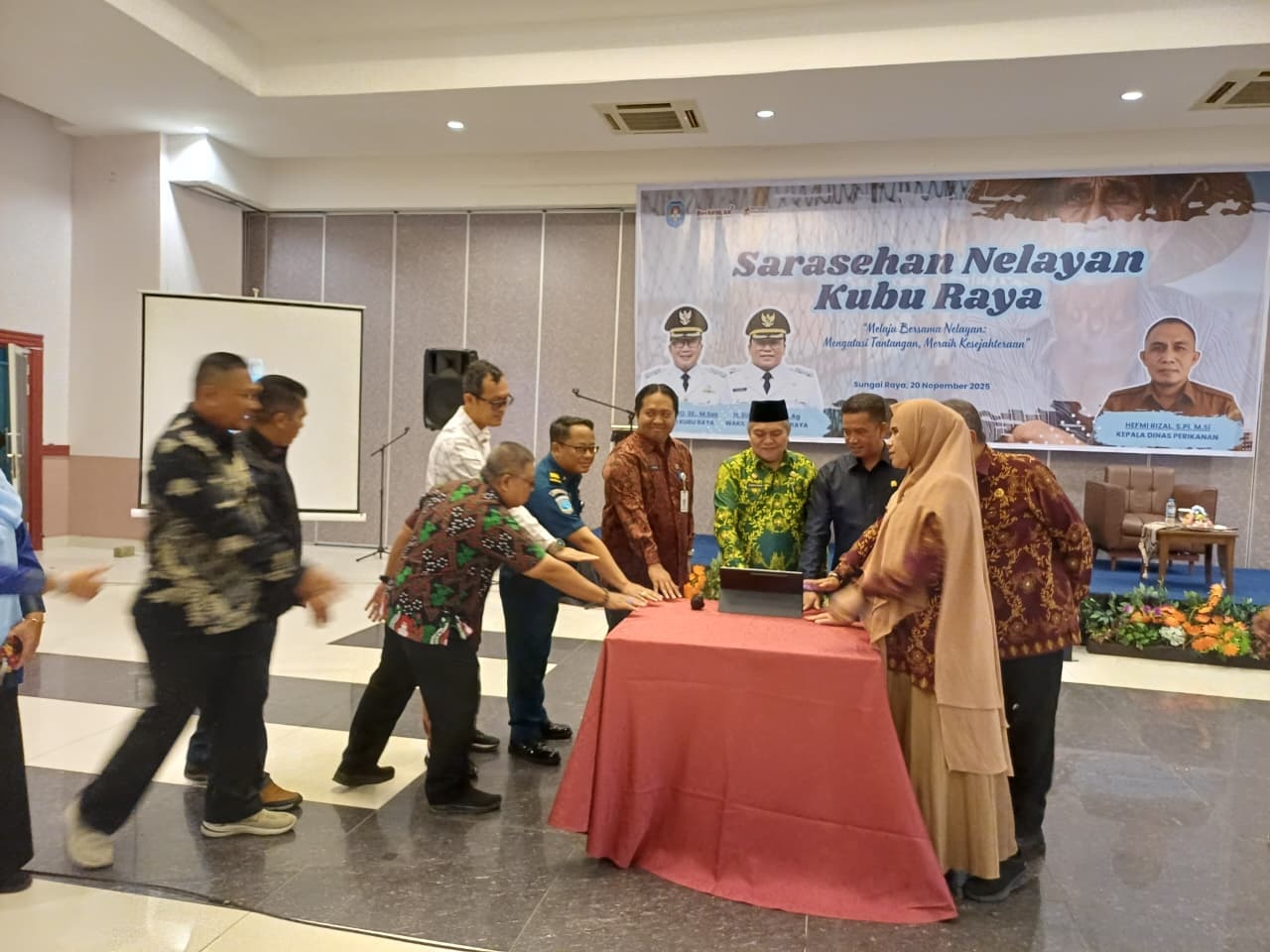 Sekretaris Daerah Kubu Raya, Yusran Anizam, meluncurkan aplikasi e-SILAKAN yang diharapkan dapat mempermudah akses layanan perikanan bagi nelayan setempat.