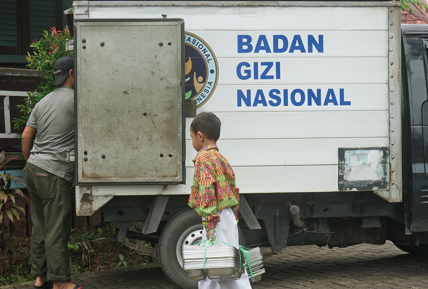 BERAKTIVITAS: Seorang anak buah kapal melepas dahaga sambil bersantai di Kapal Bandong saat sandar di Dermaga Kapuas Indah. Keberadaan transportasi Kapal Bandong masih tetap eksis hingga kini