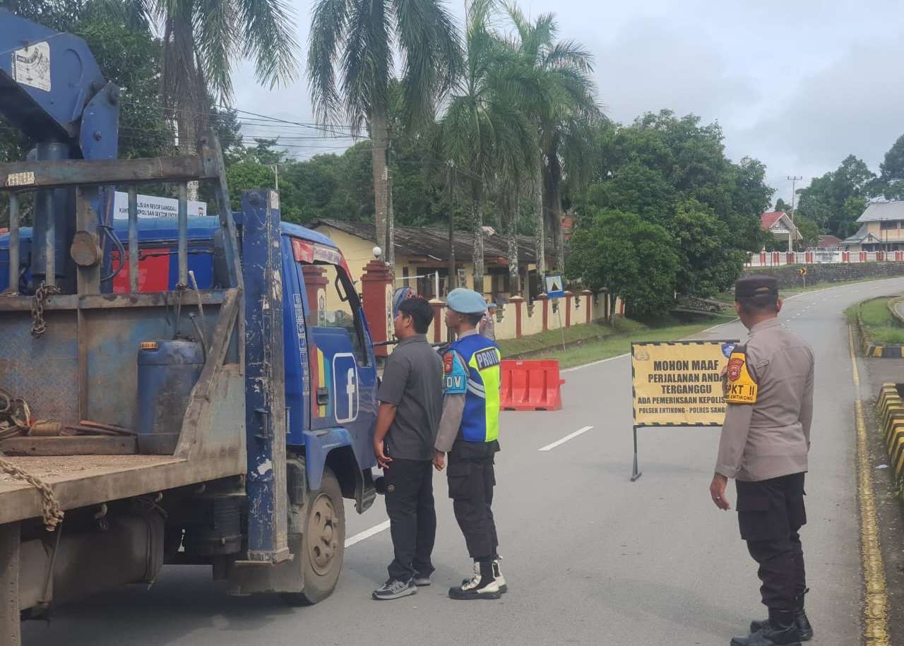 OPERASI KAPUAS: Polsek Entikong saat menggelar Operasi Zebra Kapuas 2025 untuk meningkatkan disiplin berlalu lintas.
