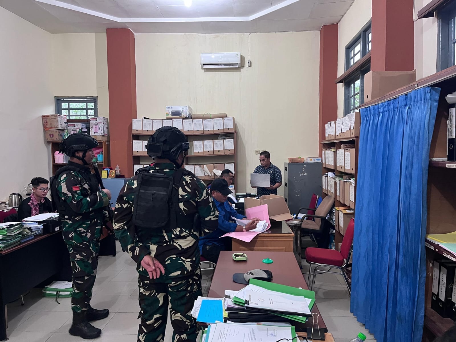PENGGELEDAHAN: Tim Penyidik Kejati Kalbar melakukan penggeledahan di sejumlah lokasi di Sintang, Kamis (20/11), sebagai proses penyidikan dugaan tindak pidana korupsi Penggunaan Dana Hibah Pemerintah