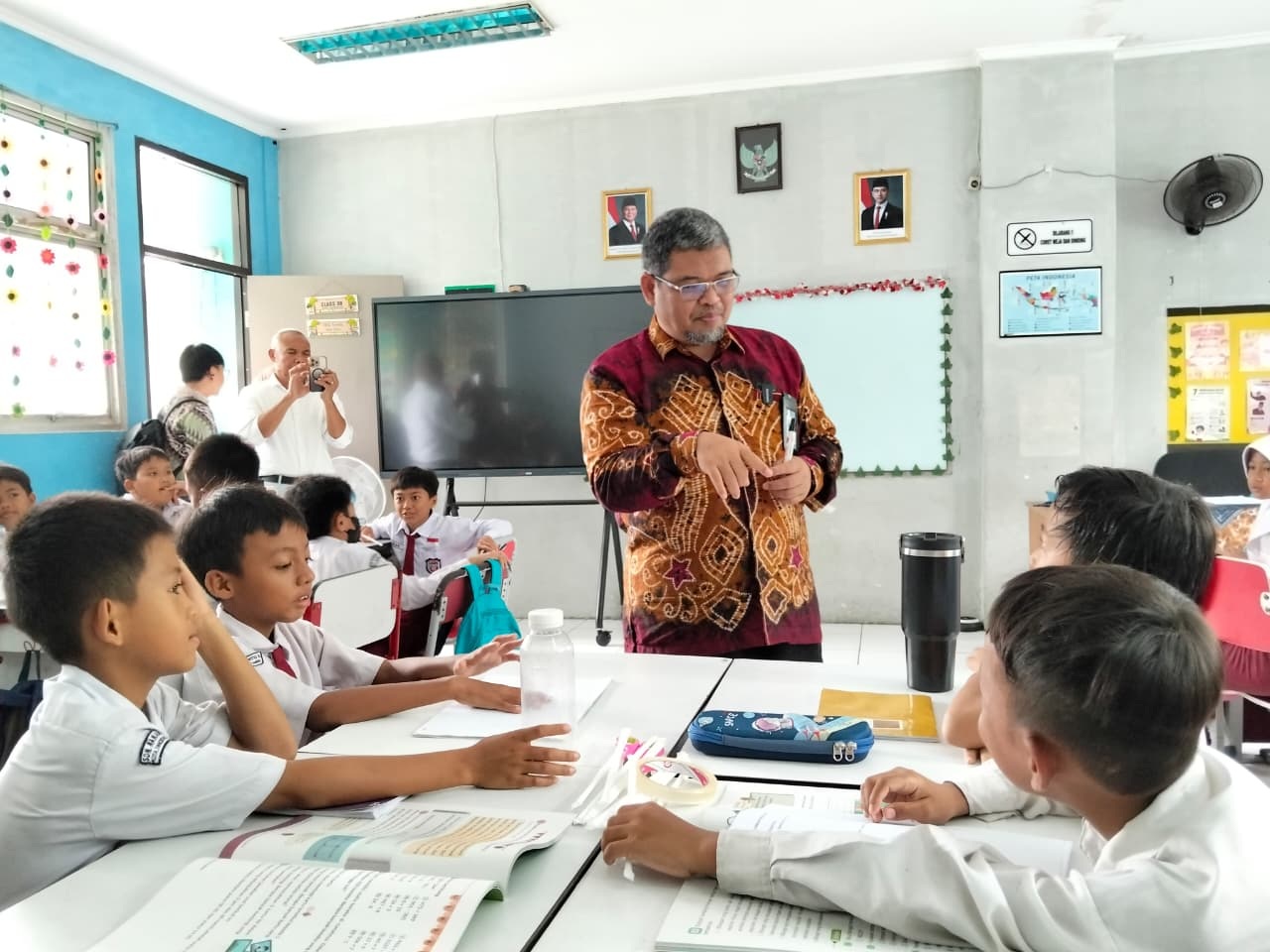 JADI PENGAJAR: Direktur Kepala Sekolah, Pengawas Sekolah, dan Tenaga Kependidikan Kemendikdasmen, Iwan Junaidi, menjadi guru di SDN Rawa Buntu 03, Kota Tangerang Selatan, kemarin (20/11).