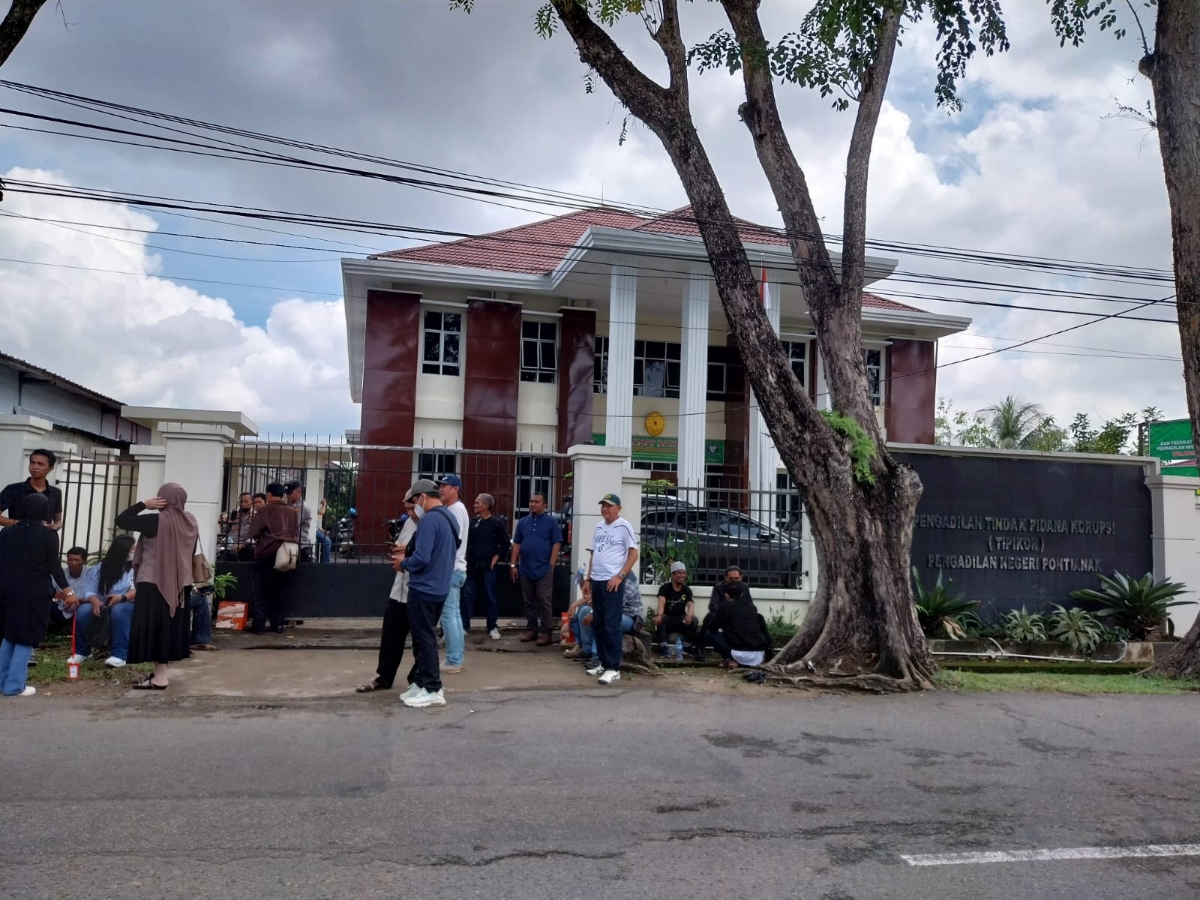 Sejumlah warga memadati area luar gedung PN Tipikor Pontianak, Jumat (21/11). Mereka datang untuk memberikan dukungan kepada Wako Singkawang, Tjhai Chui Mie, yang menjadi saksi sidang korupsi sekda.