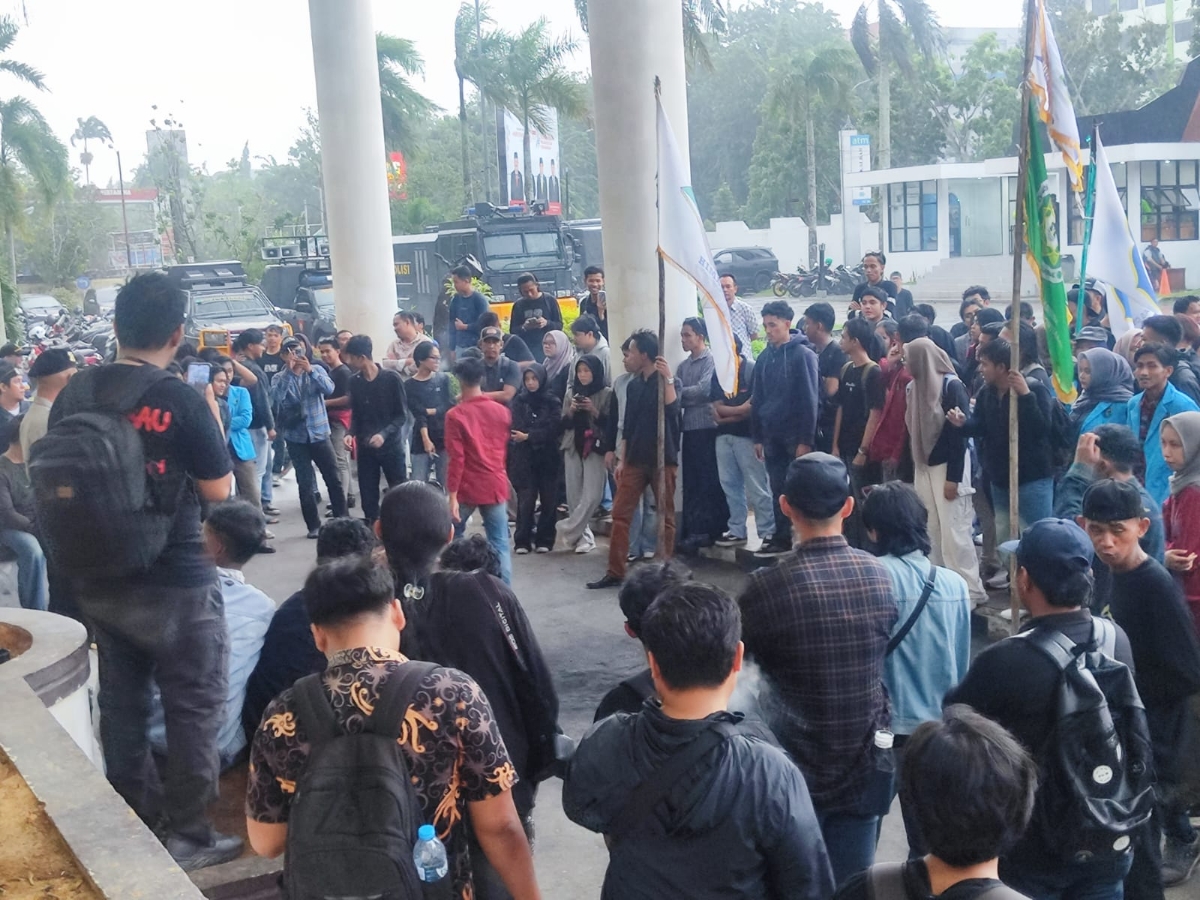 Peserta aksi demo, Jumat (21/11) di halaman depan Gedung DPRD Provinsi Kalimantan Barat.