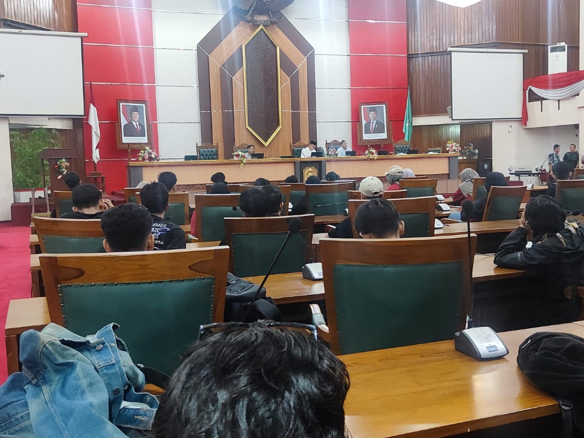 Massa aksi menyampaikan poin tuntutannya di ruang utama paripurna Gedung DPRD Kalbar, Jumat (21/11) petang.