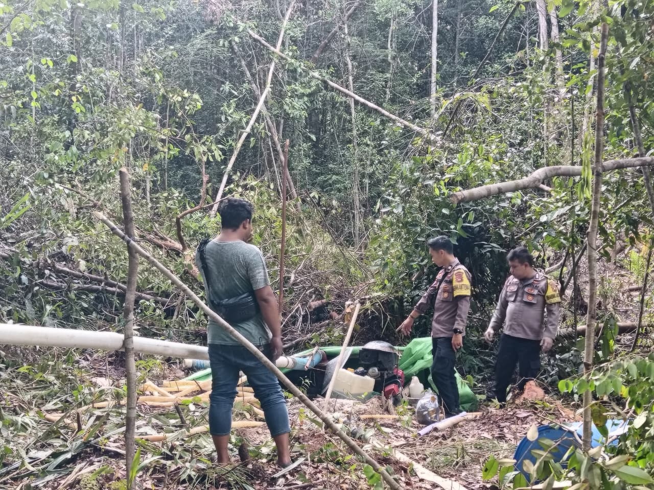 Anggota Polsek Putussibau Selatan saat melakukan monitoring ke lokasi PETI di wilayah hukumnya.