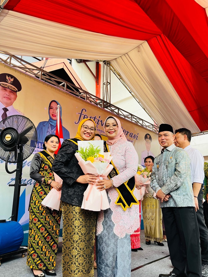 LITERASI : Pengukuhan Bunda Guru dan Literasi dari 14 Kabupaten Kayong Utara, yang ada di Kalbar.