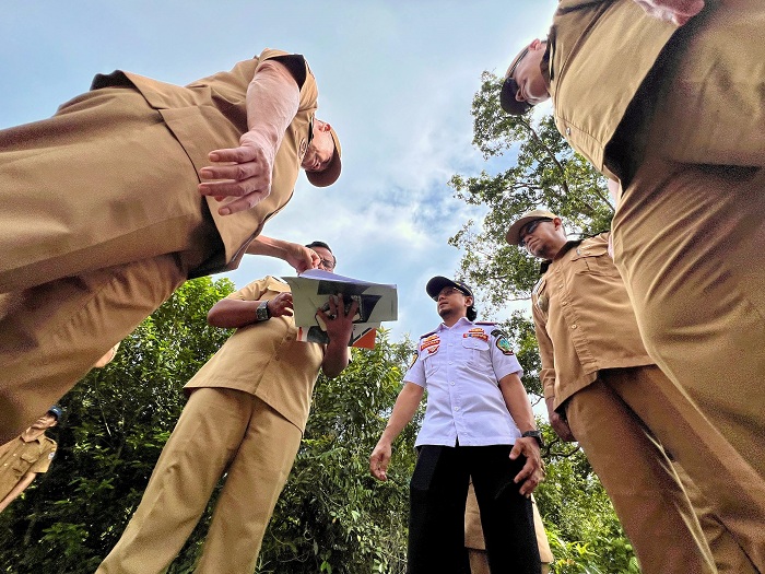TINJAU: Gubernur Kalbar, Ria Norsan, meninjau lokasi rencana pembangunan bandara baru di Desa Riam Marasap, Kecamatan Sukadana, yang akan mempercepat mobilitas industri di Kayong Utara.