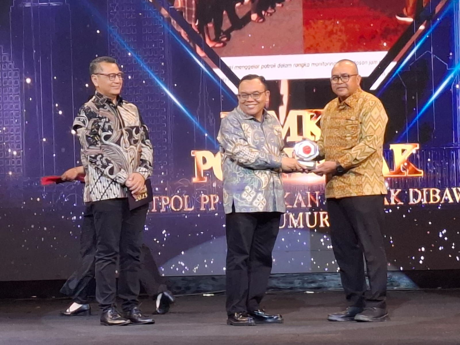 PENGHARGAAN: Ketua Komisi VII DPR RI, Saleh Partaonan Daulay, menyerahkan plakat penghargaan RRI Awards 2025 kepada Plt Kepala Dinas Komunikasi dan Informatika Kota Pontianak, Yusnaldi mewakil Pemerin