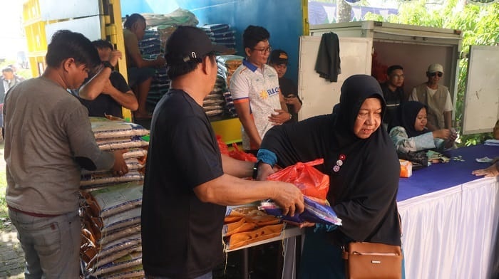 GPM: Warga Singkawang antusias mengikuti kegiatan Gerakan Pangan Murah (GPM) yang digelar DPKPP di halaman Kantor Camat Singkawang Tengah pada Kamis (20/11).