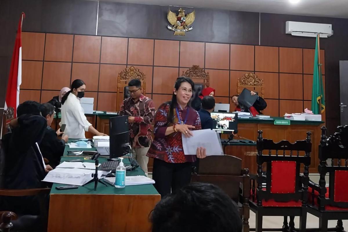Wali Kota Singkawang, Tjhai Chui Mie saat hadir menjadi saksi dalam sidang yang berlangsung di PN Tipikor Pontianak, Jumat (21/11).