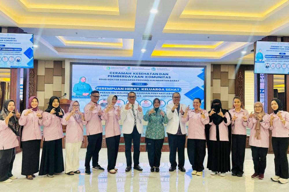 Pembina Tim Kesatu dan pengurus berfoto bersama dengan Direktur RSUD dr Soedarso Pontianak dan pemateri.