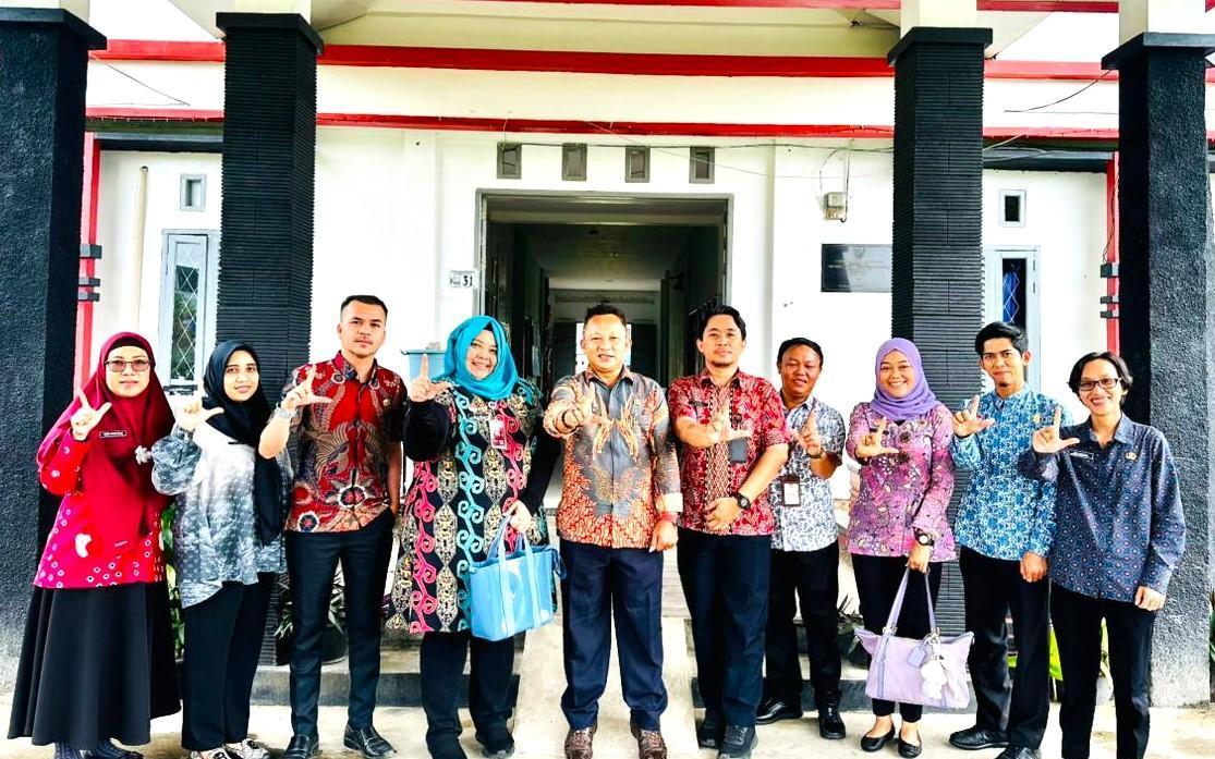 Kanwil Kemenkum Kalbar mengambil data dan wawancara fasilitasi penyusunan Naskah Akademik Raperda di Landak pada Jumat (21/11).