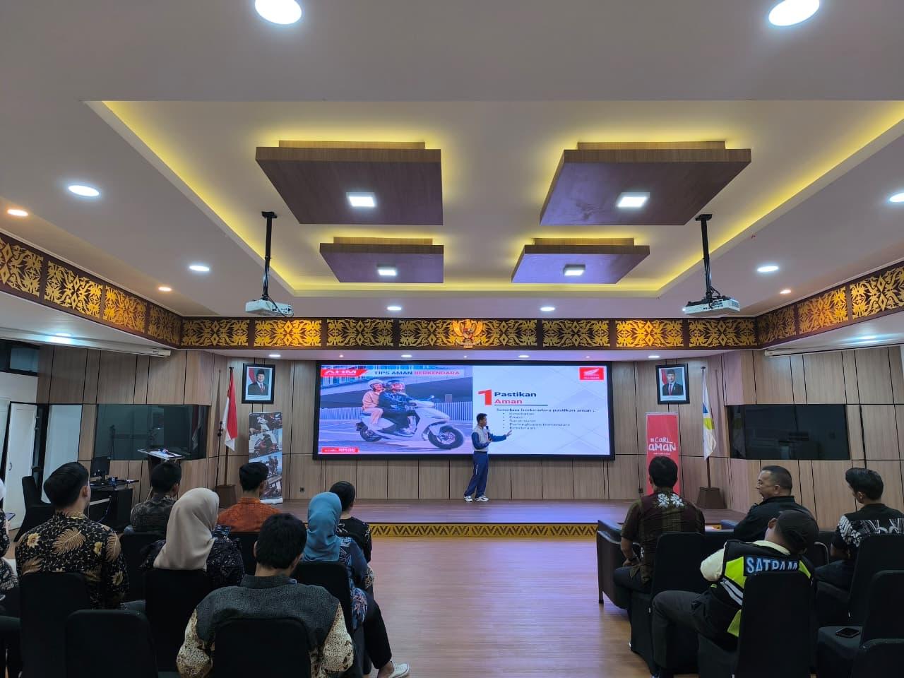 Peserta antusias mengikuti sesi Safety Riding di PT Pertamina Sutoyo Pontianak, belajar teknik berkendara aman untuk menciptakan budaya #Cari_Aman di jalan.