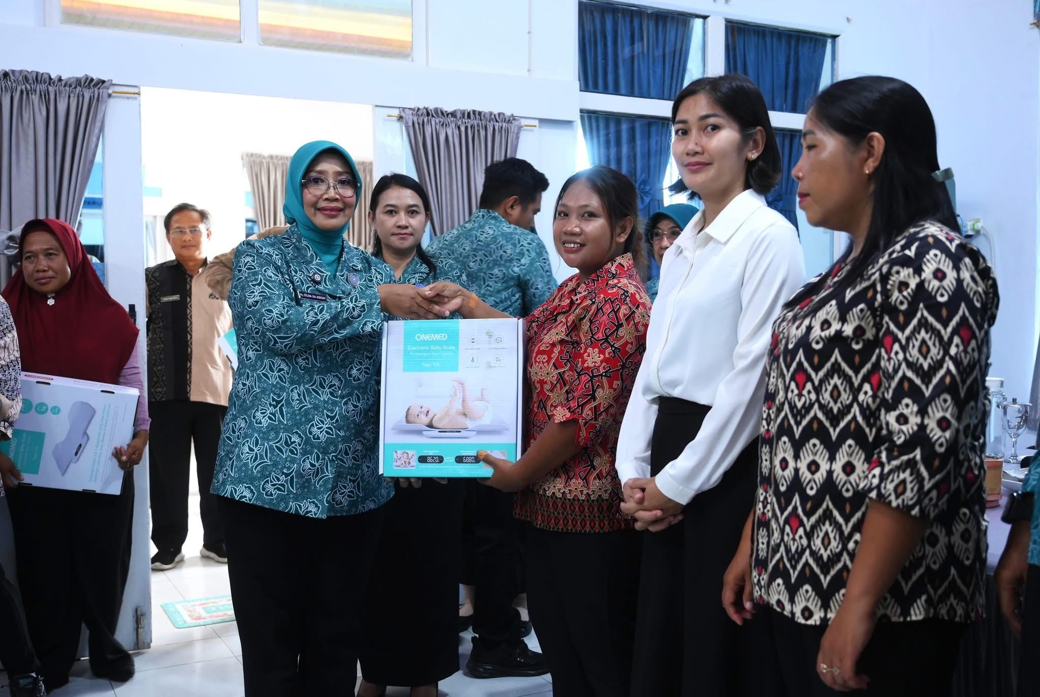 BANTUAN : Ketua TP PKK Kalbar, Erlina menyerahkan timbangan Posyandu untuk mendukung pelaksanaan pemantauan tumbuh kembang anak secara lebih optimal.