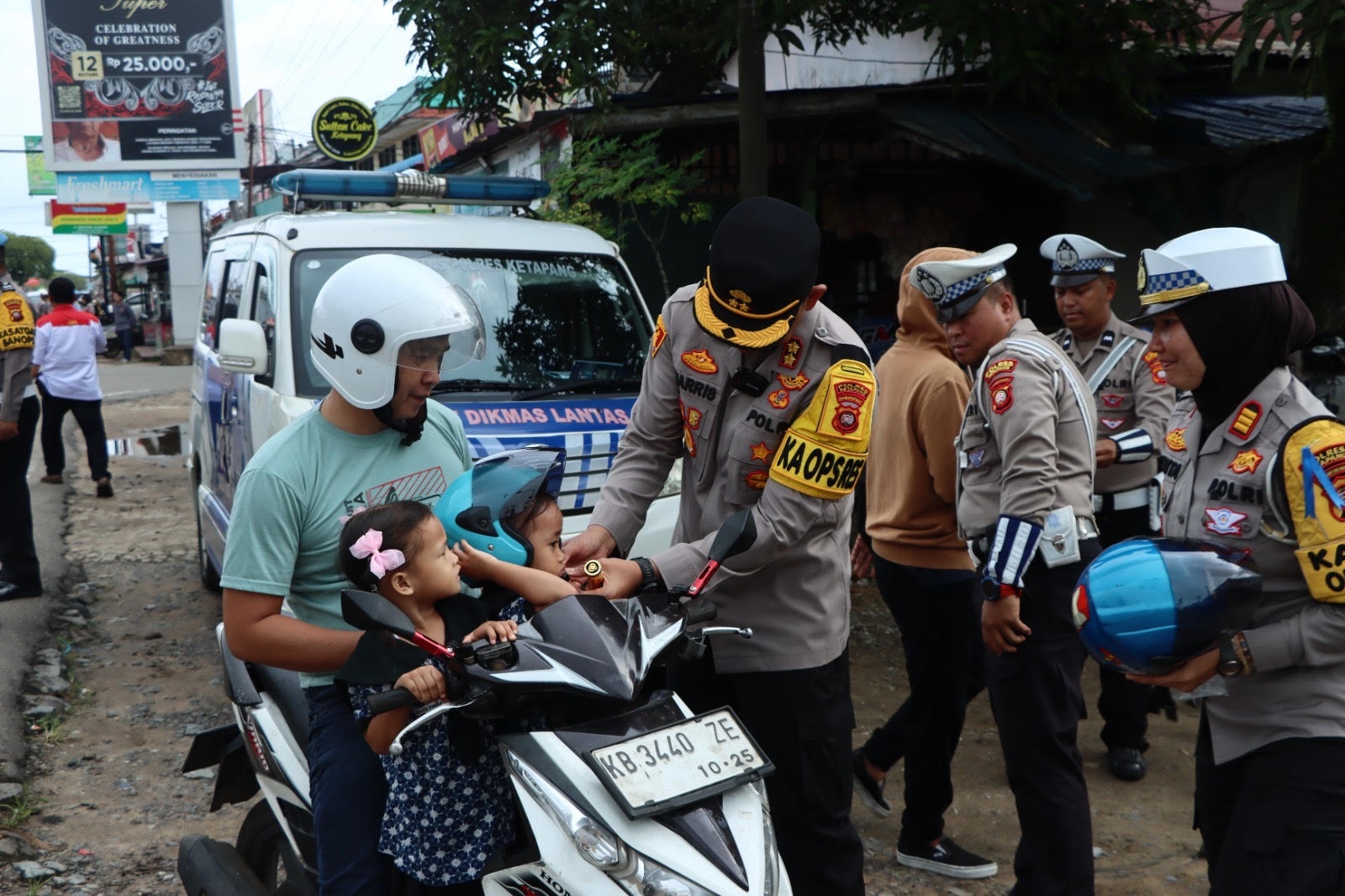 GRATIS : Kapolres Ketapang, AKBP Muhammad Harris, memberikan helm gratis kepada anak-anak yang dibonceng tanpa helm, Kamis (20/11).