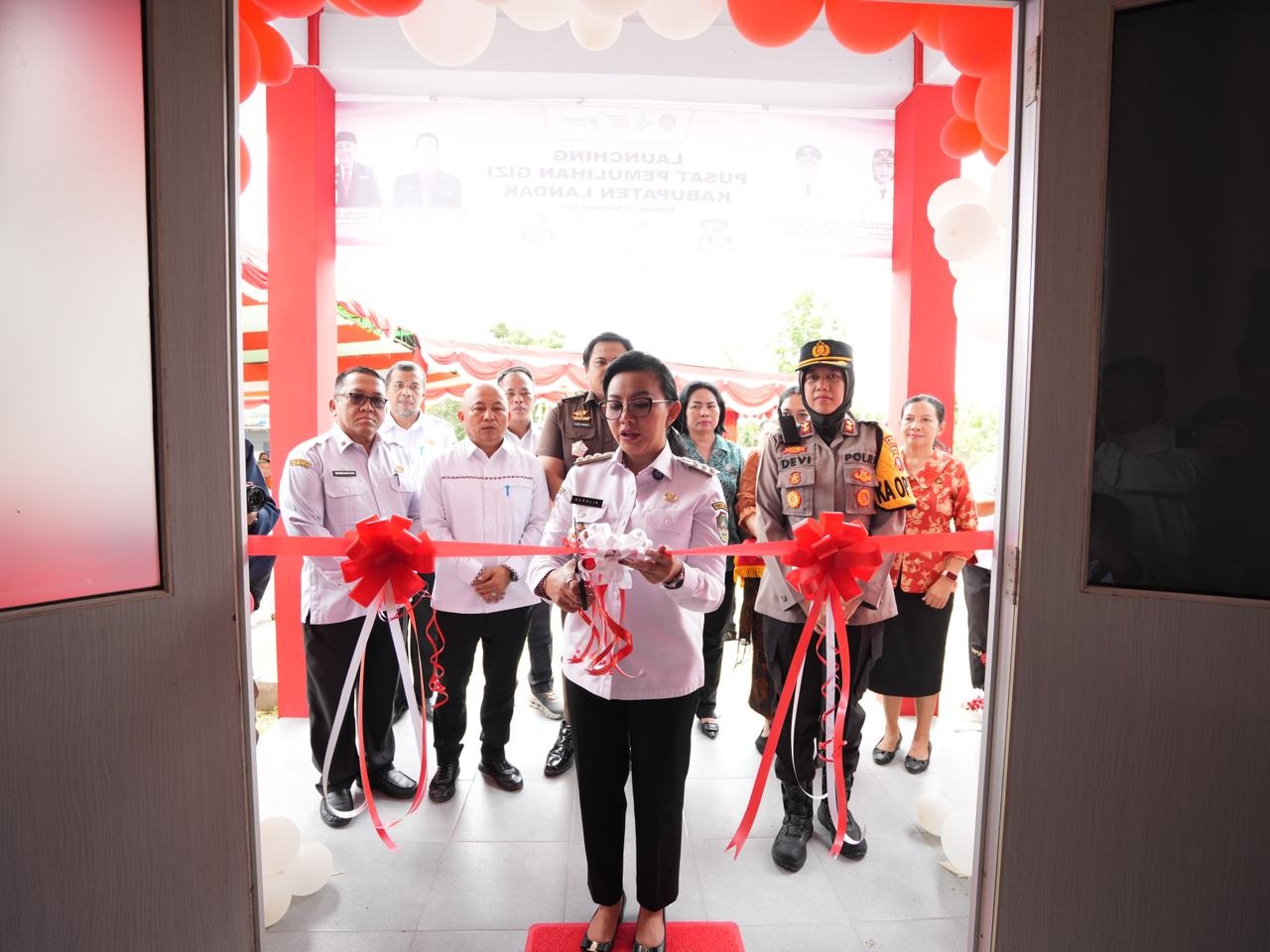 GIZI : Bupati Landak Karolin Margret Natasa saat menghadiri kegiatan pusat pemulihan gizi di Dusun Pasansa, Desa Hilir Tengah, Kecamatan Ngabang, Kabupaten Landak.