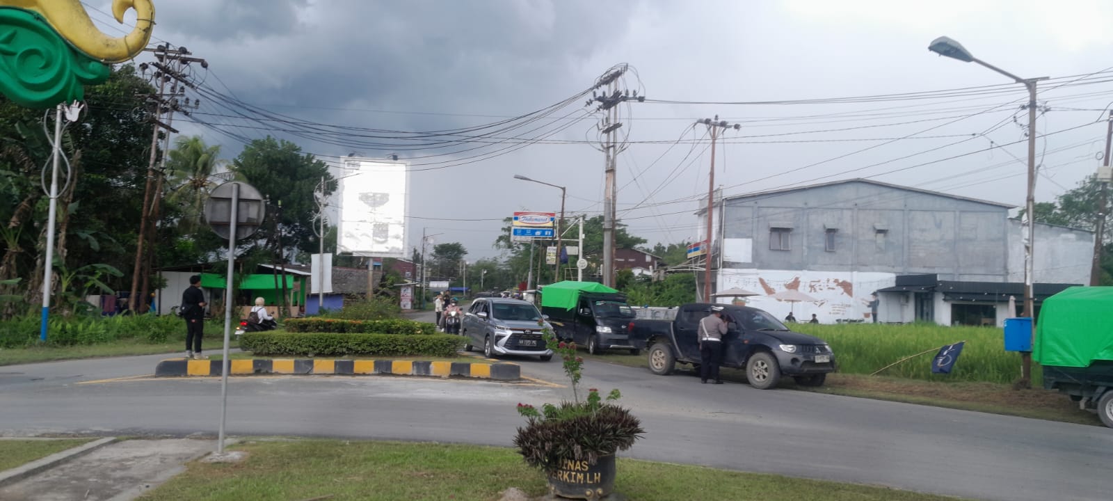 Kegiatan pemeriksaan kendaraan baik roda dua maupun empat atau lebih saat pelaksanaan operasi zebra di Bundaran Rambi.