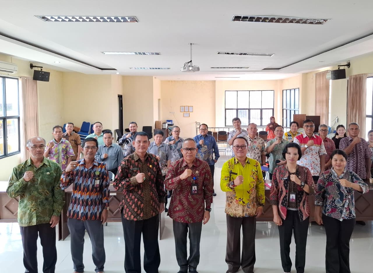 PERTEMUAN: Kakan Kemenag, Ikhwan Pohan foto bersama peserta dialog.