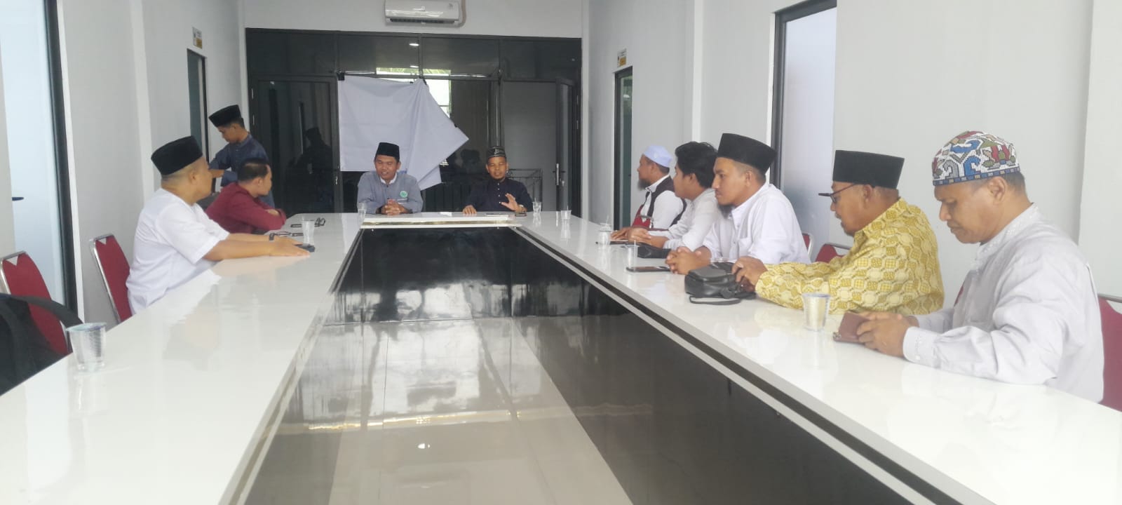 YSRM dan pengurus DKM 1001 Kubah saat bersilaturahmi ke MUI Kabupaten Sambas.