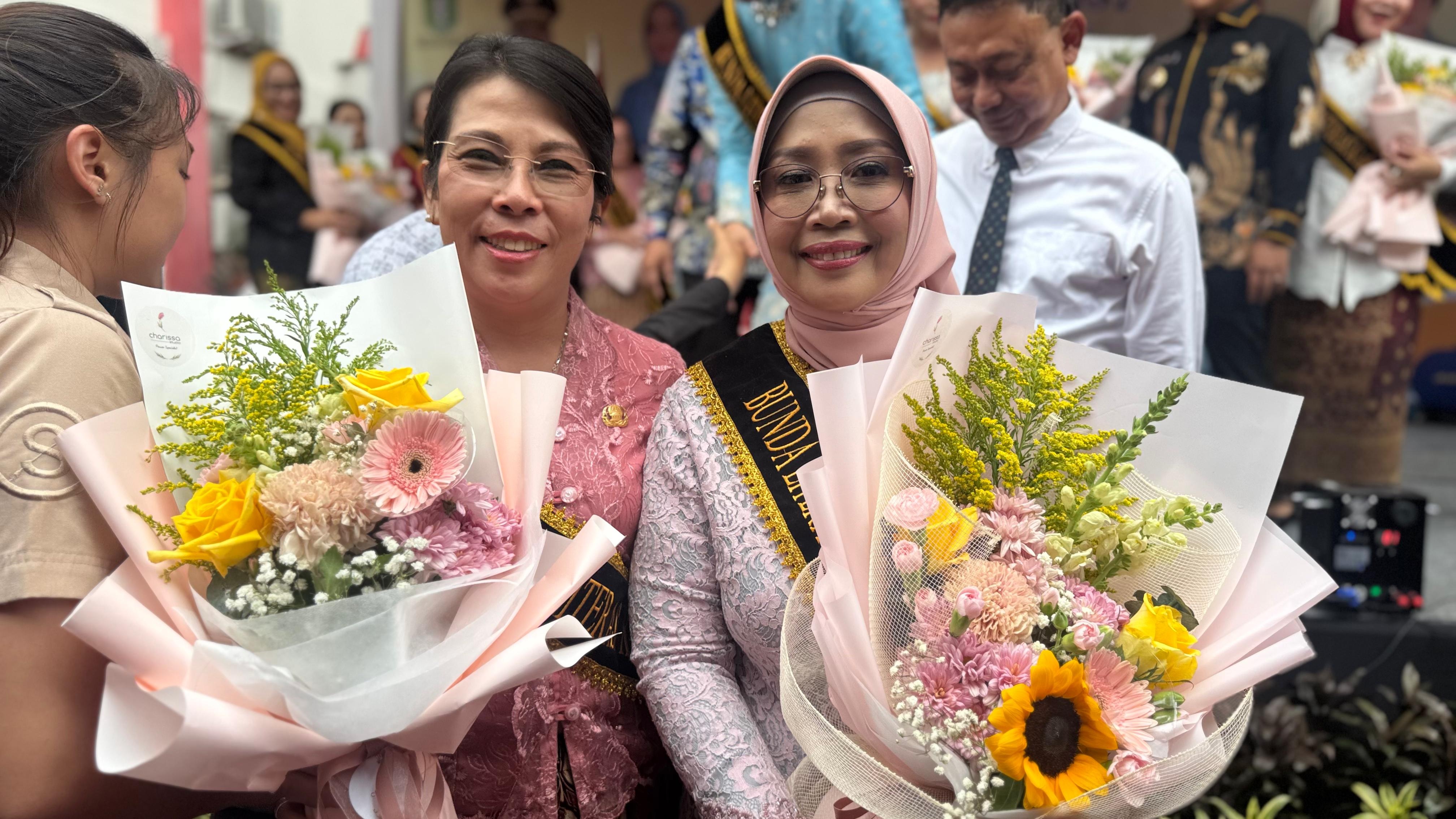 DIKUKUHKAN: Wali Kota Tjhai Chui Mie dan Erlina Norsan usai resmi dikukuhkan sebagai Bunda Literasi dan Bunda Guru Singkawang oleh Gubernur Ria Norsan.