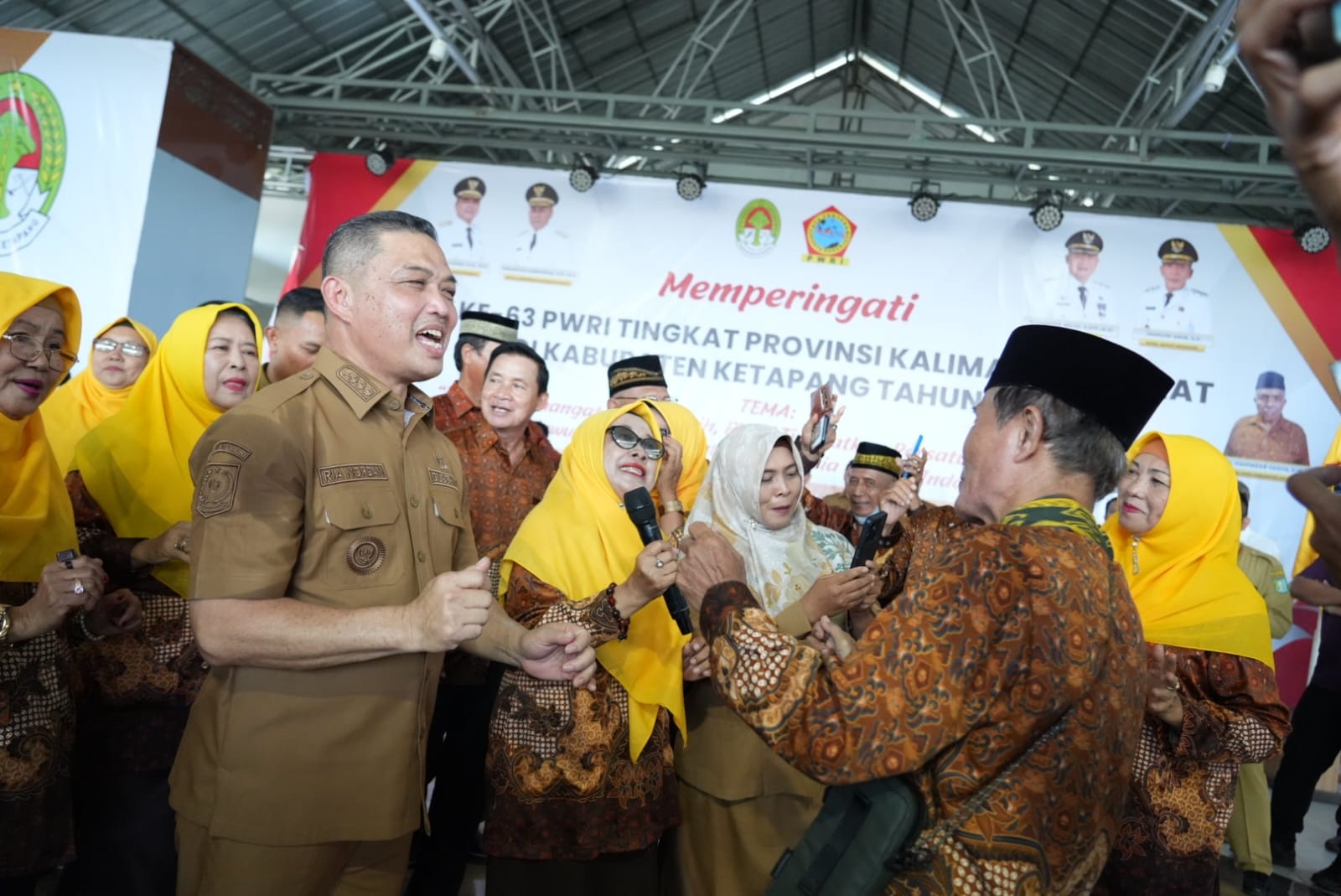 BERJOGET: Gubernur Kalimantan Barat Ria Norsan berjoget saat puncak perayaan Hari Ulang Tahun (HUT) ke-63 Persatuan Wredatama Republik Indonesia.