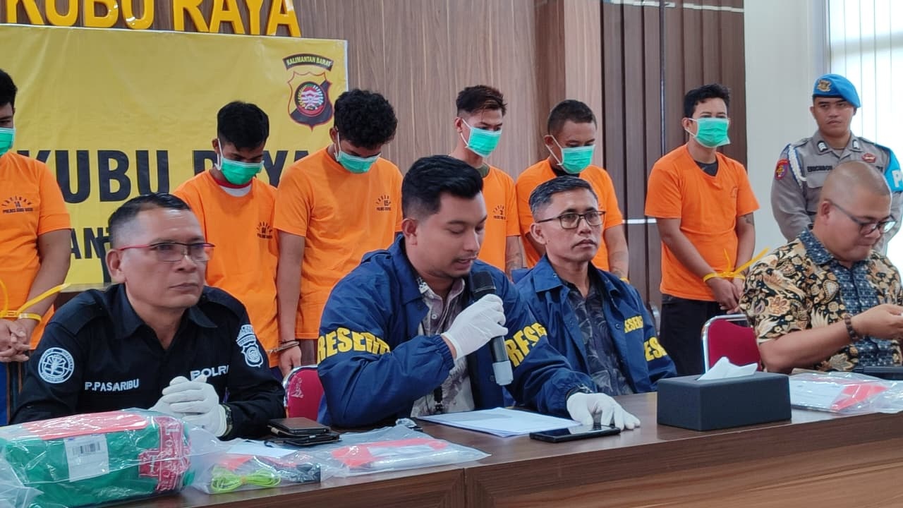 KETERANGAN: Kasat Reskrim Polres Kubu Raya, Iptu Nunut Rivaldo Simanjuntak, memberikan keterangan terkait pengungkapan kasus persetubuhan anak di bawah umur.