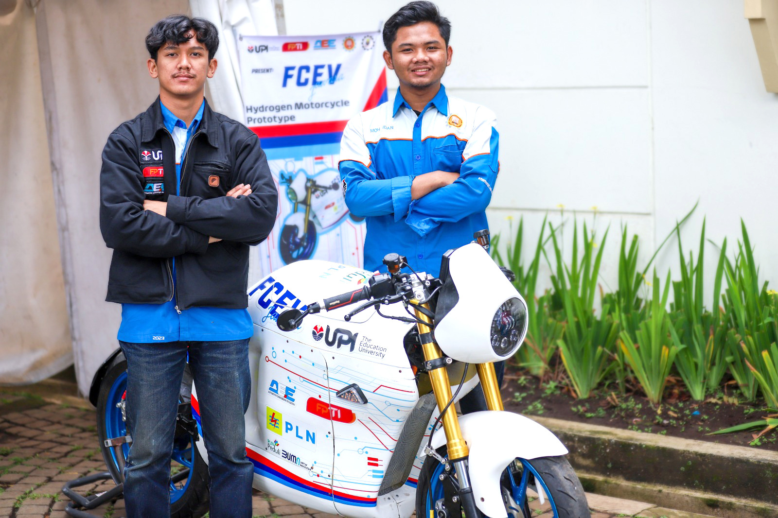 ENERGI BERSIH: Muhammad Zidan (kanan), salah seorang anggota tim pengembang Motor Hidrogen UPI. Motor hasil pengembangan sejak 2024 itu berkecepatan maksimal 80 km/jam.