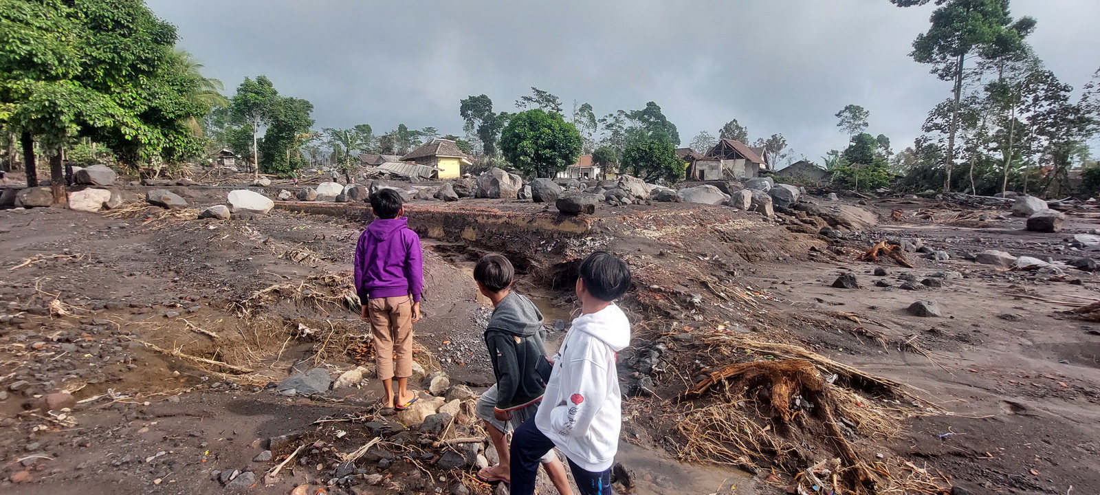 LULUH LANTAK: Kondisi SDN Supiturang 02 berada di Dusun Sumbersari, Desa Supiturang, Kecamatan Pronojiwo yang hancur akibat erupsi Gunung Semeru.
