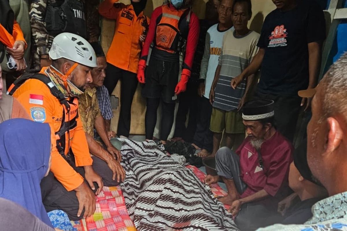 Korban pemancing tenggelam di Pulau Kumbang Kayong Utara dibawa ke rumah duka pada Jumat (21/11).