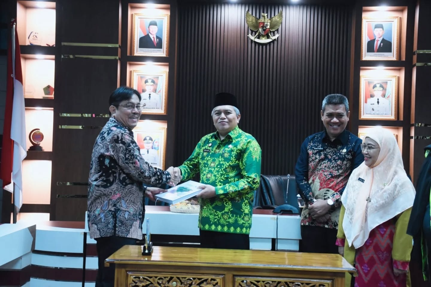 LUNCURKAN: Bupati Kubu Raya Yusran Anizam saat meluncurkan Grand Design Pembangunan Kependudukan di Ruang Pamong Praja I Kantor Bupati Kubu Raya.