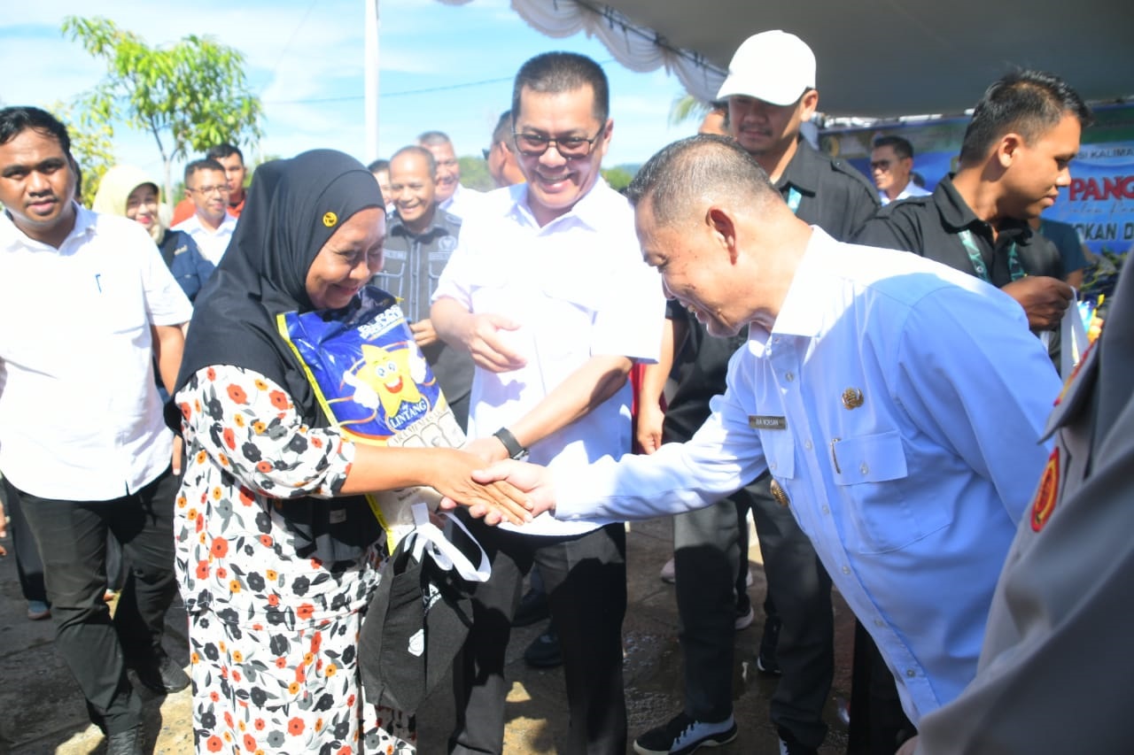 GPM : Gerakan Pangan Murah (GPM) yang digelar di halaman Masjid Agung Oesman Al-Khair, Sukadana, Rabu (19/11/2025).