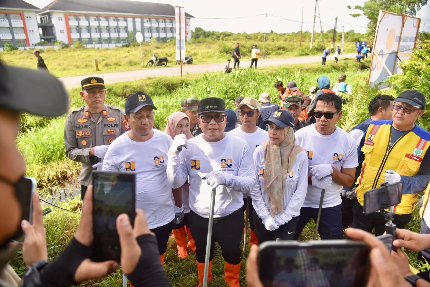 BERSIHKAN PARIT: Bupati Kubu Raya Sujiwo memberikan keterangan pers usai bersih-bersih Parit Ngabeh.