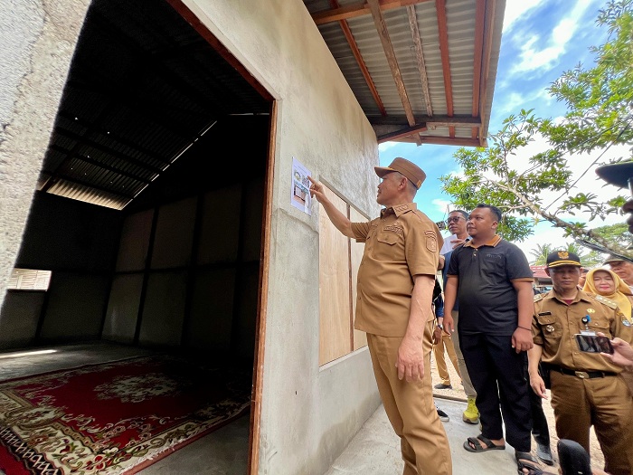 TINJAU: Gubernur Ria Norsan meninjau progres pembangunan rumah layak huni di Desa Sungai Awan Kiri, Kecamatan Muara Pawan, Ketapang.