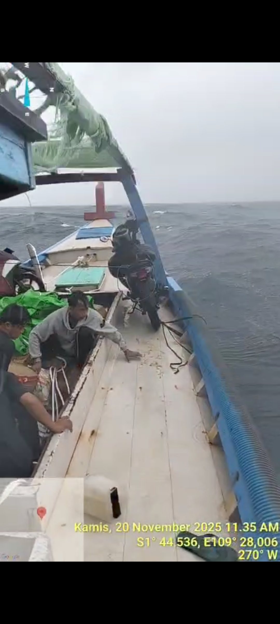 Kapal pengangkut sembako diterjang ombak besar di perairan Karimata pada Kamis (20/11).