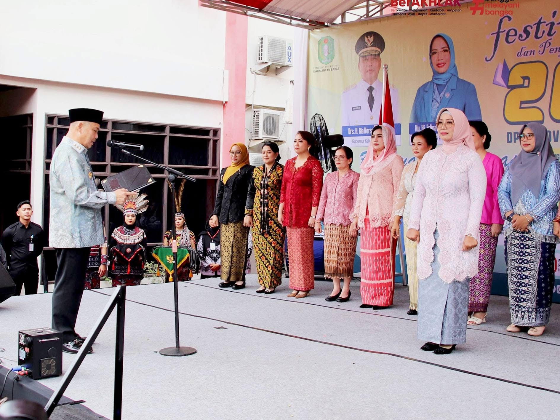 KUKUHKAN : Gubernur Kalbar, Ria Norsan, mengukuhkan Bunda Guru dan Bunda Literasi se-Kalbar, Kamis (20/11).