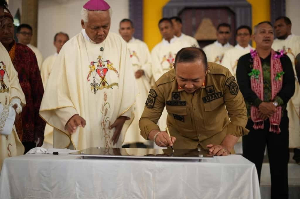 RESMIKAN : Bupati Ketapang, Alexander Wilyo, menandatangani prasasti Gereja Katolik Stasi Maria Ratu Rosario di Desa Bandasari, Kecamatan Air Upas, Kamis (20/11).