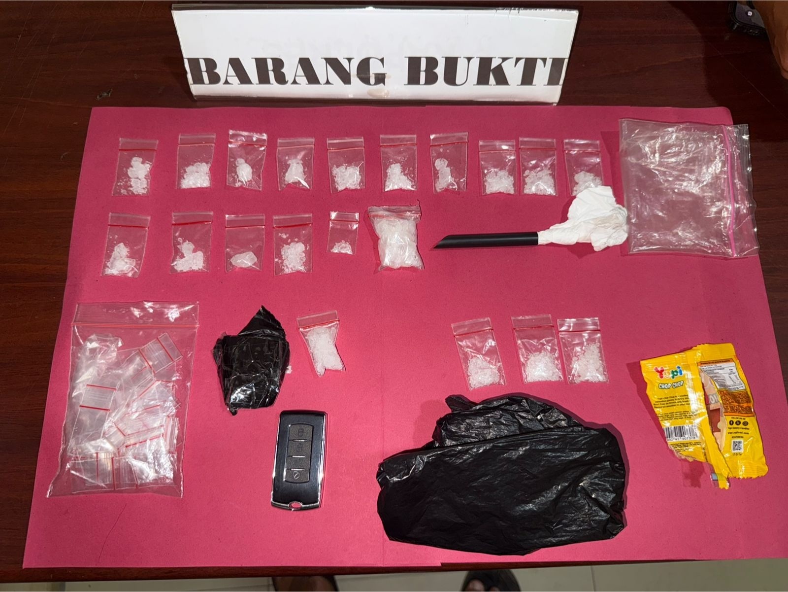 NARKOBA : Barang bukti berupa paket Narkoba jenis sabu saat diamankan Satres Narkoba Polres Landak.