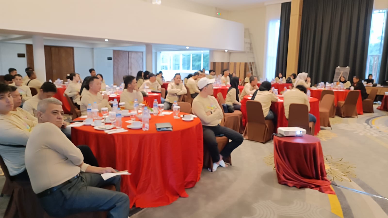 Koordinator donor darah mengikuti sesi diskusi dalam Gathering PMI Pontianak, dengan suasana forum yang hangat dan interaktif.