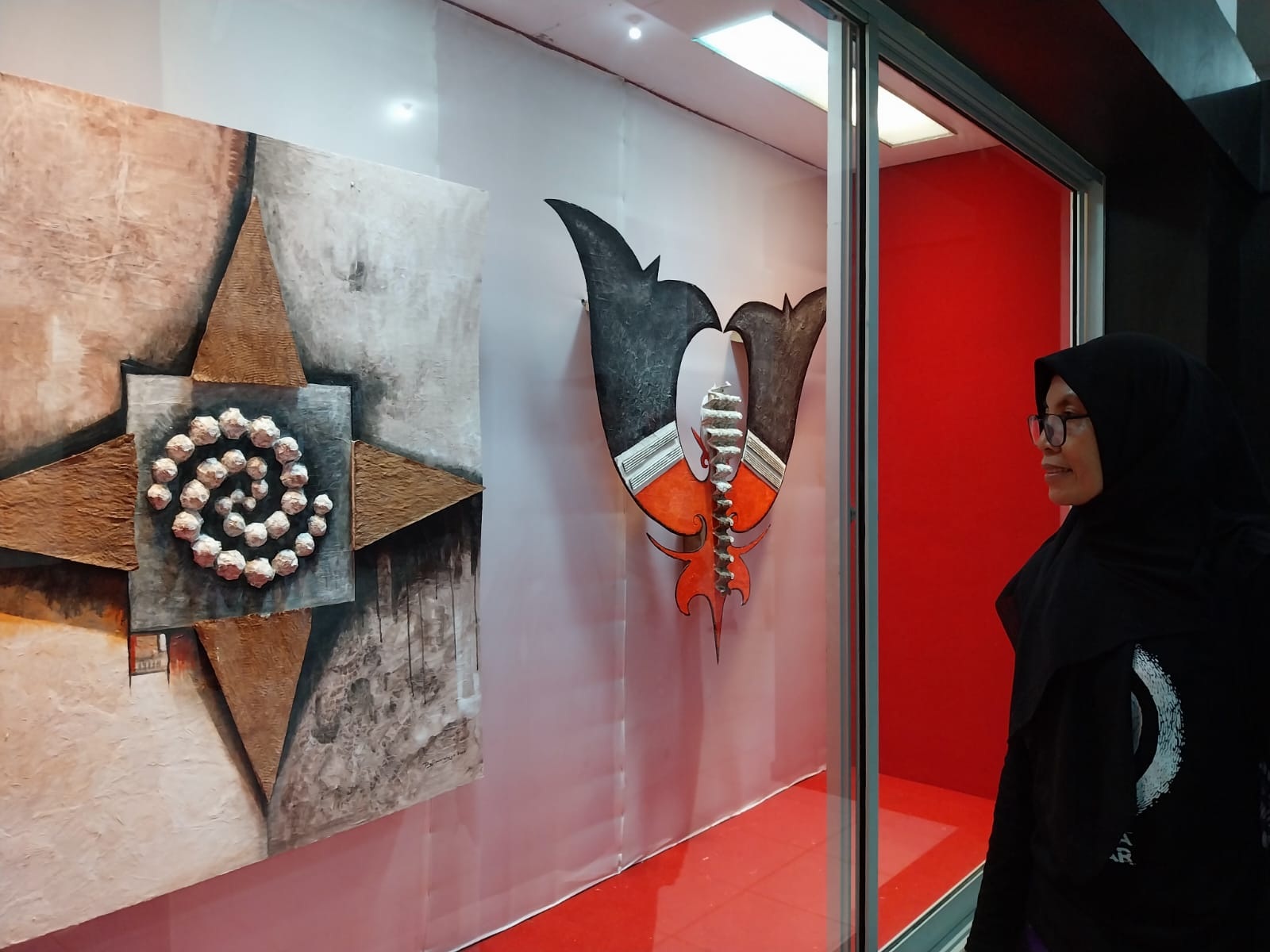 Puji Rahayu, salah satu seniman saat melihat karyanya dalam Pameran Swararupa yang digelar di Museum Kalimantan Barat.