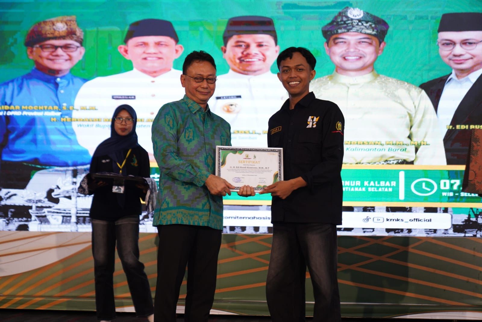 Wali Kota Pontianak Edi Rusdi Kamtono menerima piagam dari Ketua Umum KMKS Azwar Abu Bakar saat menghadiri Bubor Paddas KMKS 2025 di Pendopo Gubernur Kalbar.