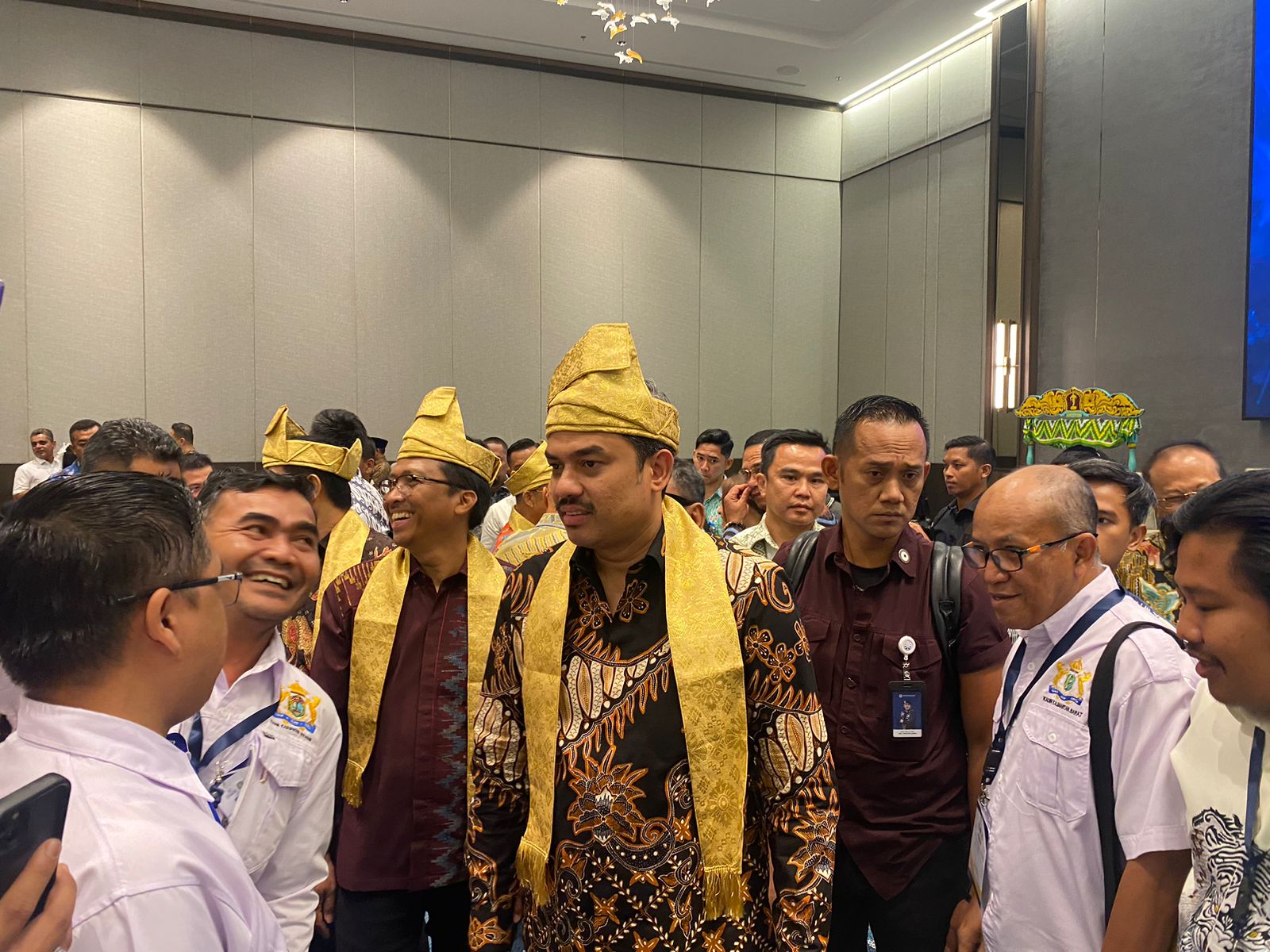 Menteri UMKM RI Maman Abdurrahman bersama para pelaku UMKM Kalbar usai membuka workshop pengembangan ekspor UMKM berbasis komoditas unggulan daerah di Pontianak.