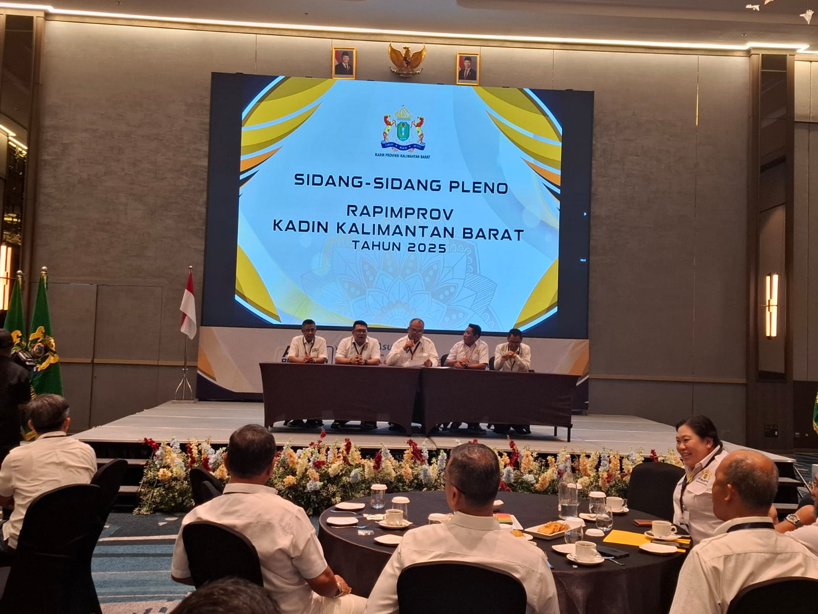 Sidang Pleno Rapimprov Kadin Kalbar 2025 membahas penguatan peran dunia usaha untuk mendorong pertumbuhan ekonomi dan daya saing daerah.
