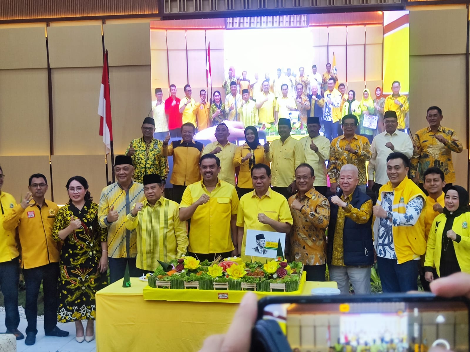 Acara syukuran Gelar Pahlawan Nasional untuk Bapak Pembangunan H.M. Soeharto, yang digelar DPD Partai Golkar Kalbar, Sabtu (23/11) malam di Gedung Zamrud dihadiri para pengurus se Kalbar.