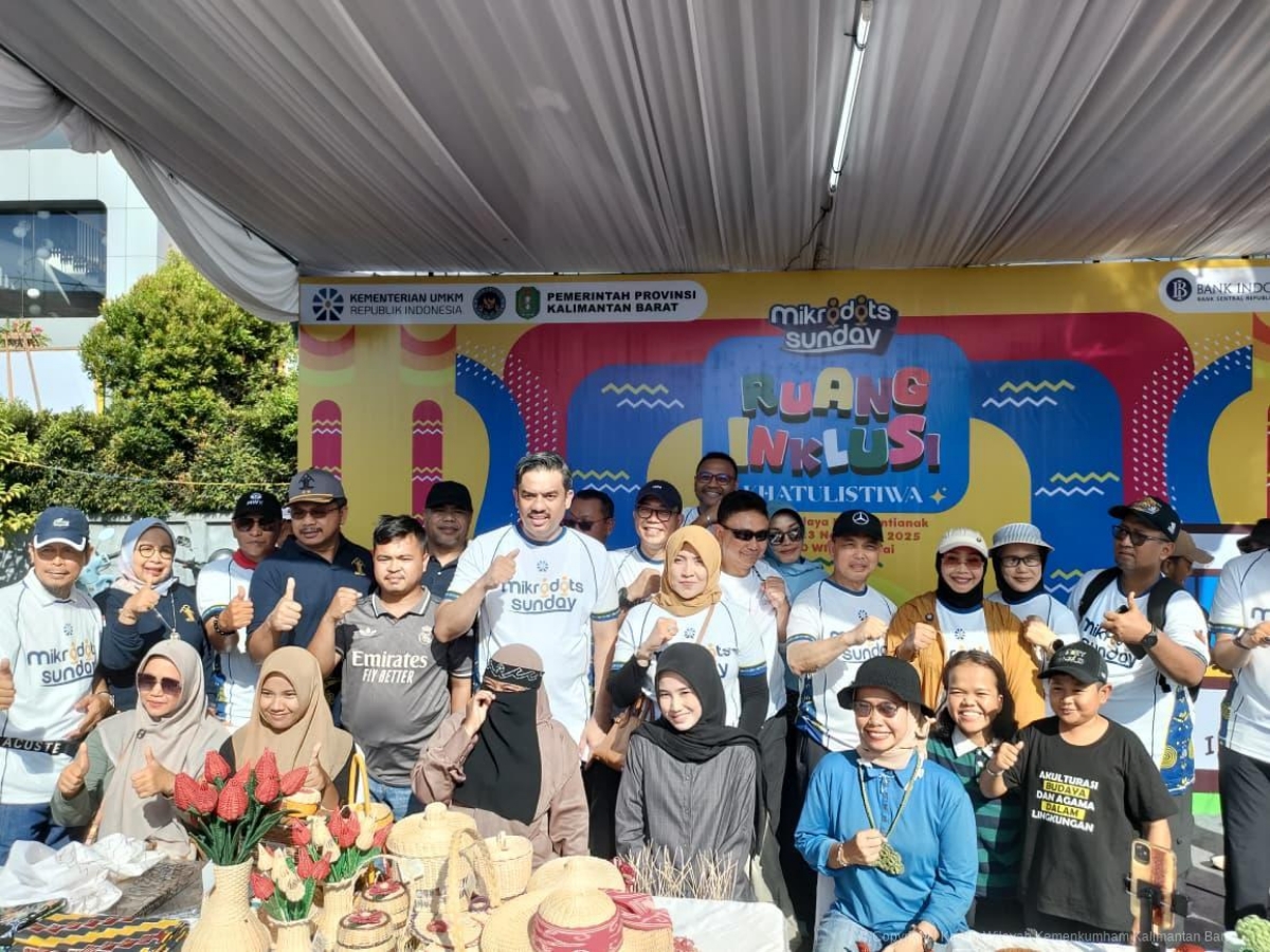 Kanwil Kemenkum Kalbar menggelar pelayanan KI dalam acara Jalan Sehat Mikro DOTS di jalan A Yani Pontianak Minggu (23/11).