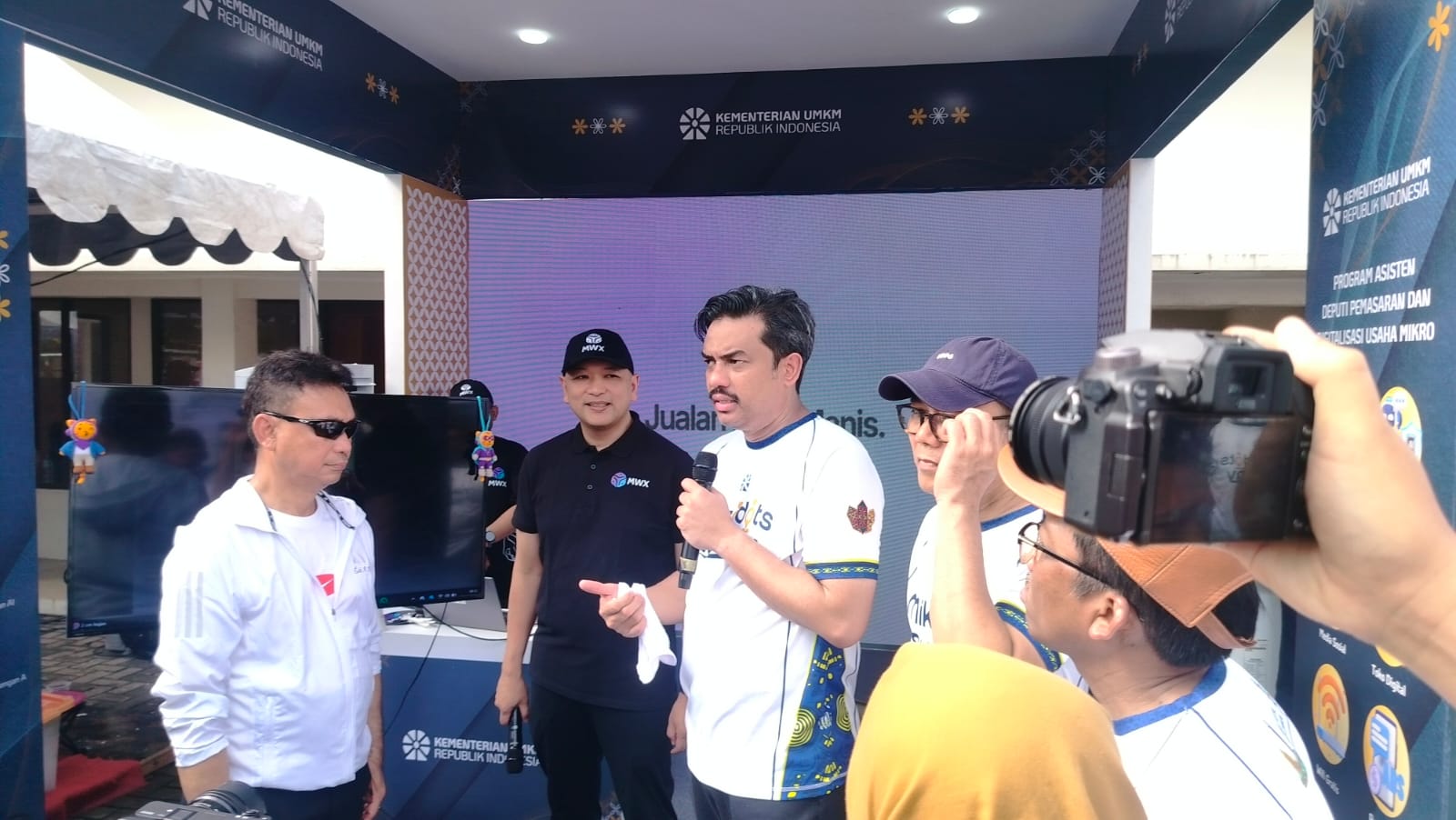 Menteri UMKM Maman Abdurrahman, Wali Kota Pontianak Edi Rusdi Kamtono, dan CEO MWX Yose Rizal di stand MWX, Minggu (23/11).